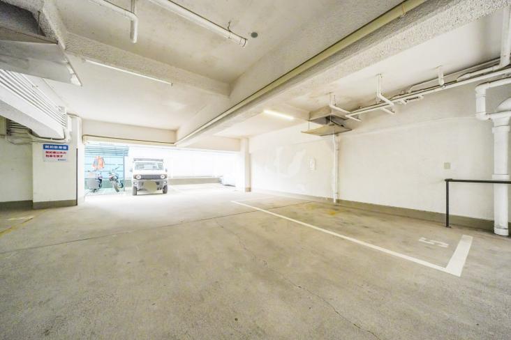 秀和目黒駅前レジデンス-7-駐車場