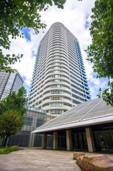 Ｍ．Ｍ．ＴＯＷＥＲＳ　ｔｈｅ　Ｅａｓｔ