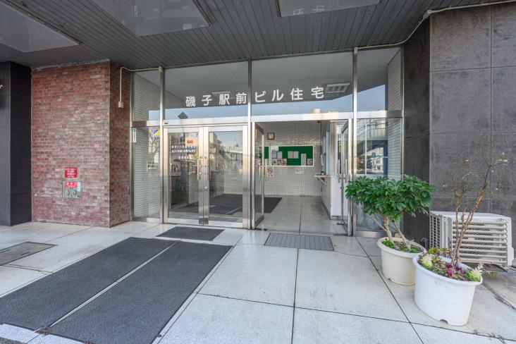 磯子駅前ビル住宅-2-エントランス