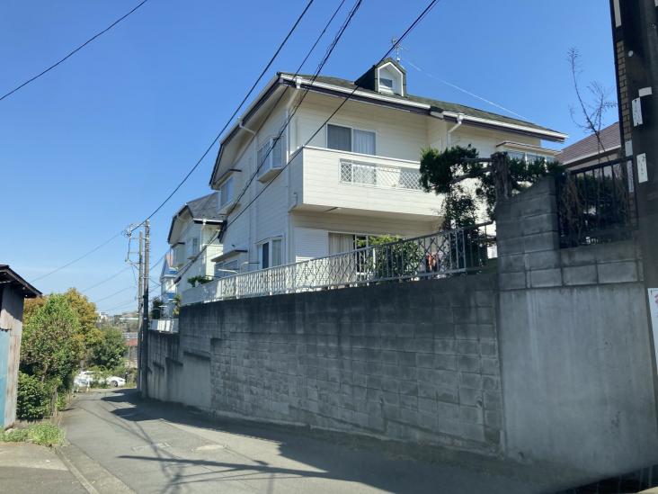 川崎市宮前区神木本町四丁目土地-3-前面道路含む外観