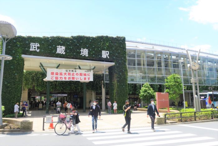 夕日の武蔵境住宅街 武蔵野市＞緑豊かな街並みと駅前に話題の図書館（武蔵野プレイス）がある「武蔵境」｜街並みと住みやすさを現地調査
