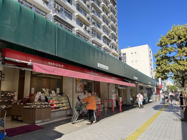 改札外に並ぶ店舗