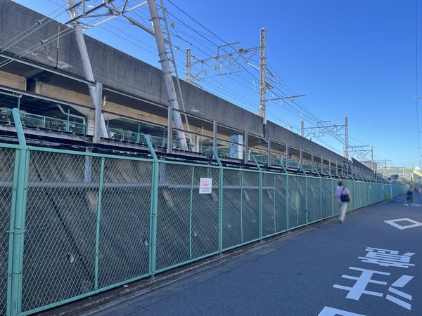 外から見た綾瀬車両基地