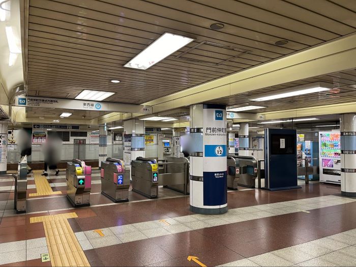 門前仲町駅構内の様子