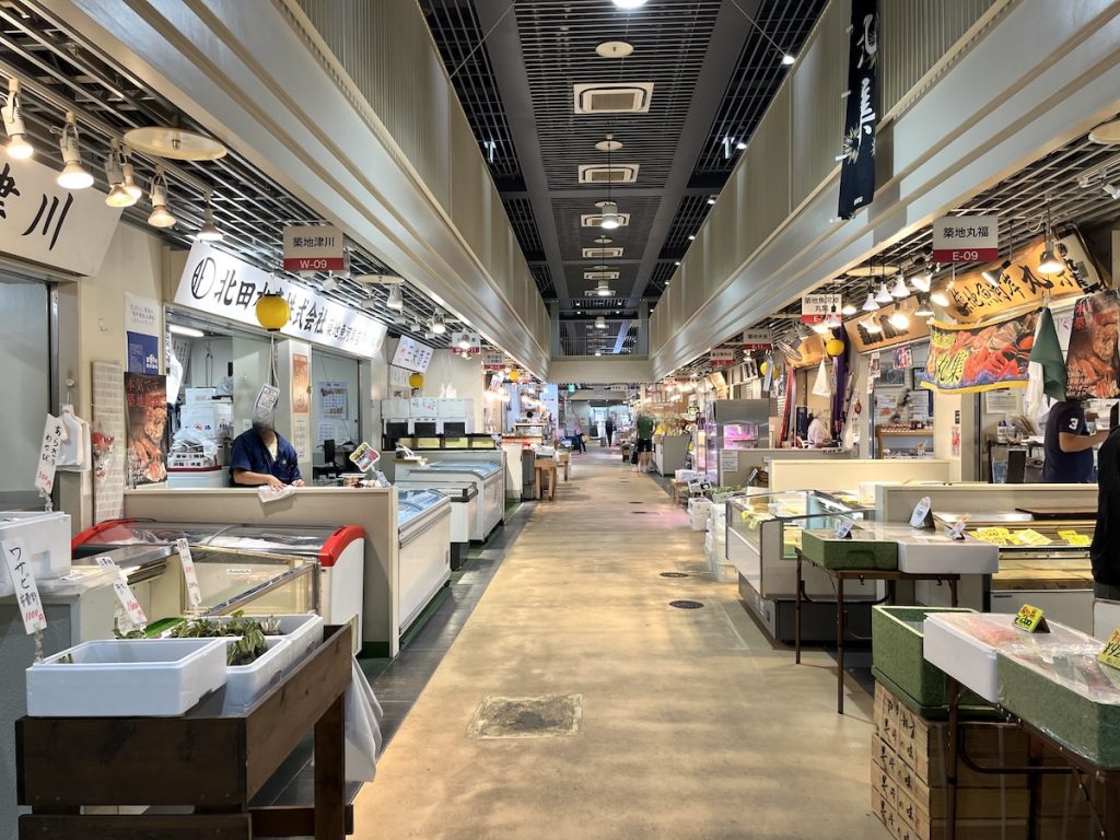 多くの店が軒を連ねる築地魚河岸