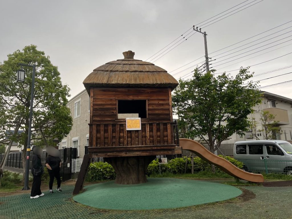 「鬼太郎の家」をイメージしたすべり台