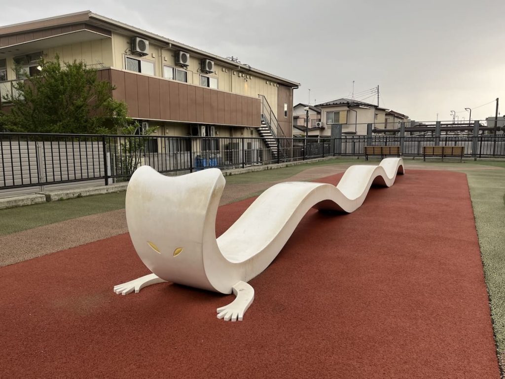 「一反木綿」をモチーフとしたベンチ