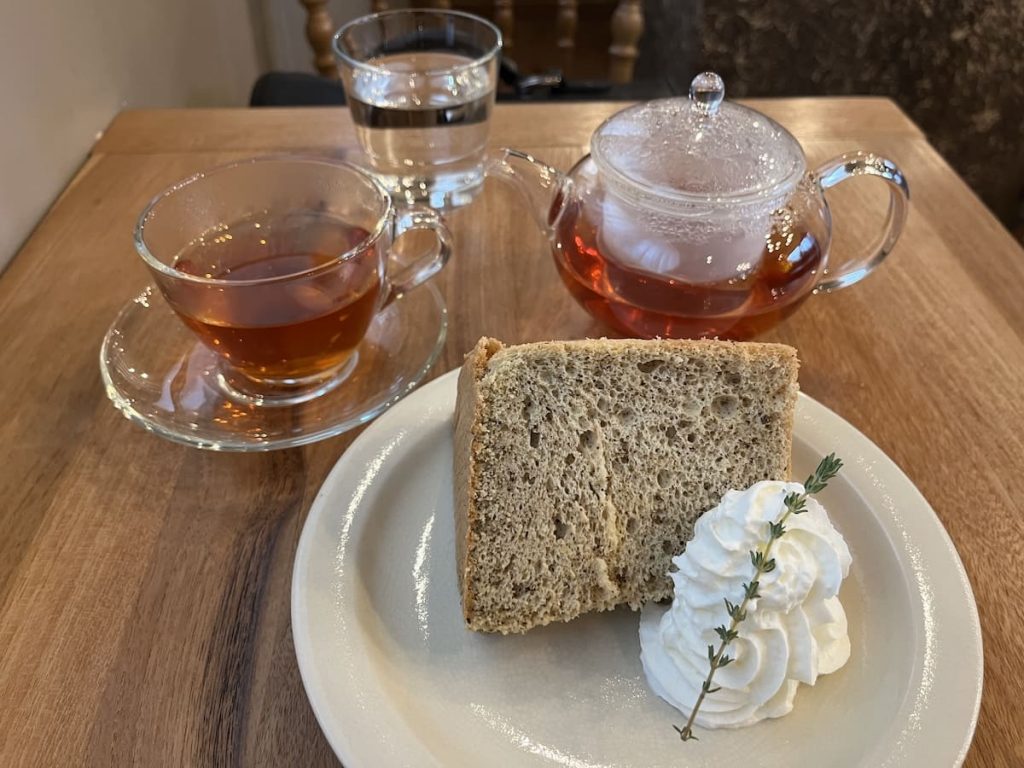 紅茶とシフォンケーキ