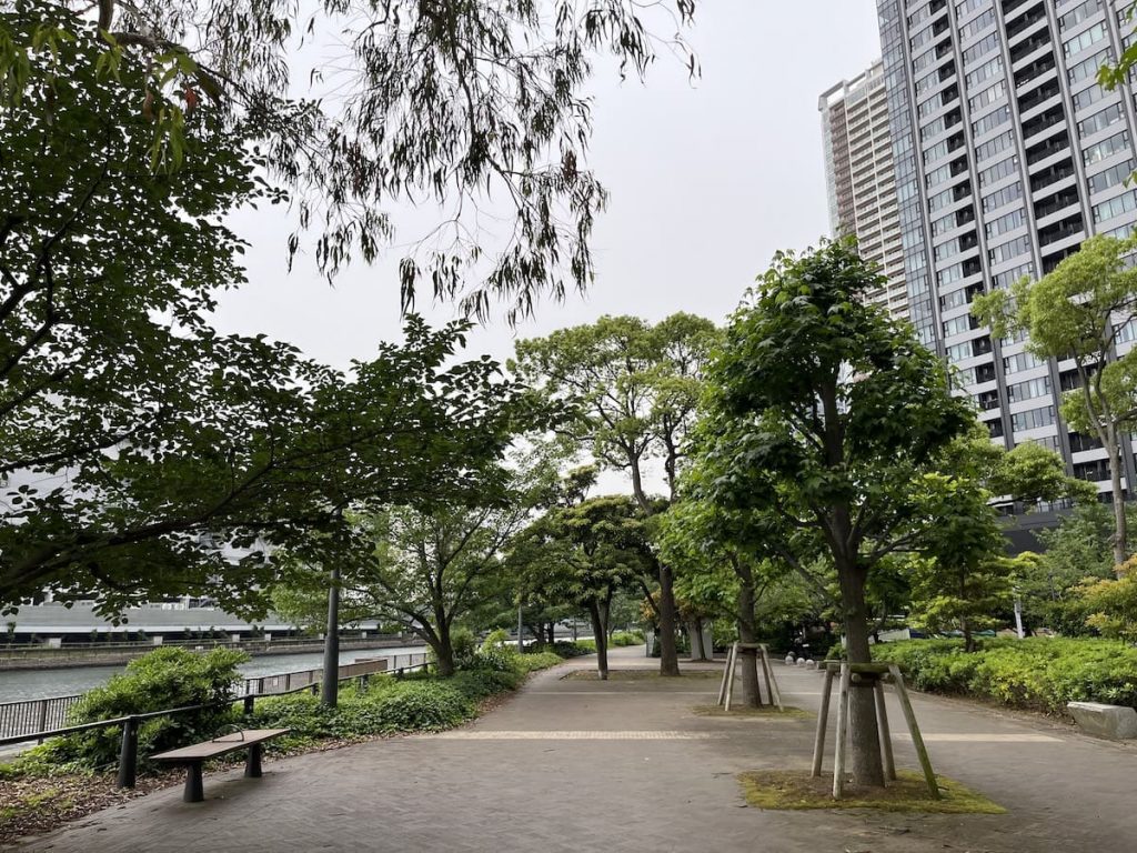 運河沿いの遊歩道