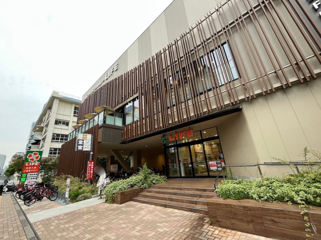 晴海通り沿いのスーパーマーケット「ライフ豊洲店」