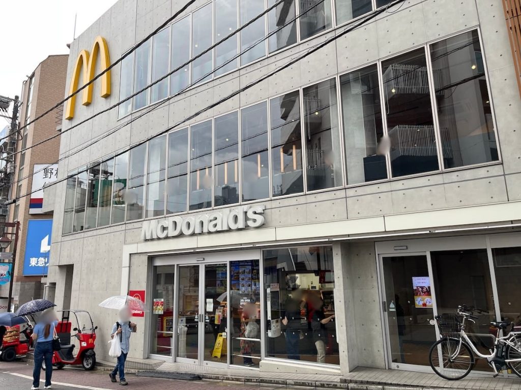 おしゃれな外観のマクドナルド