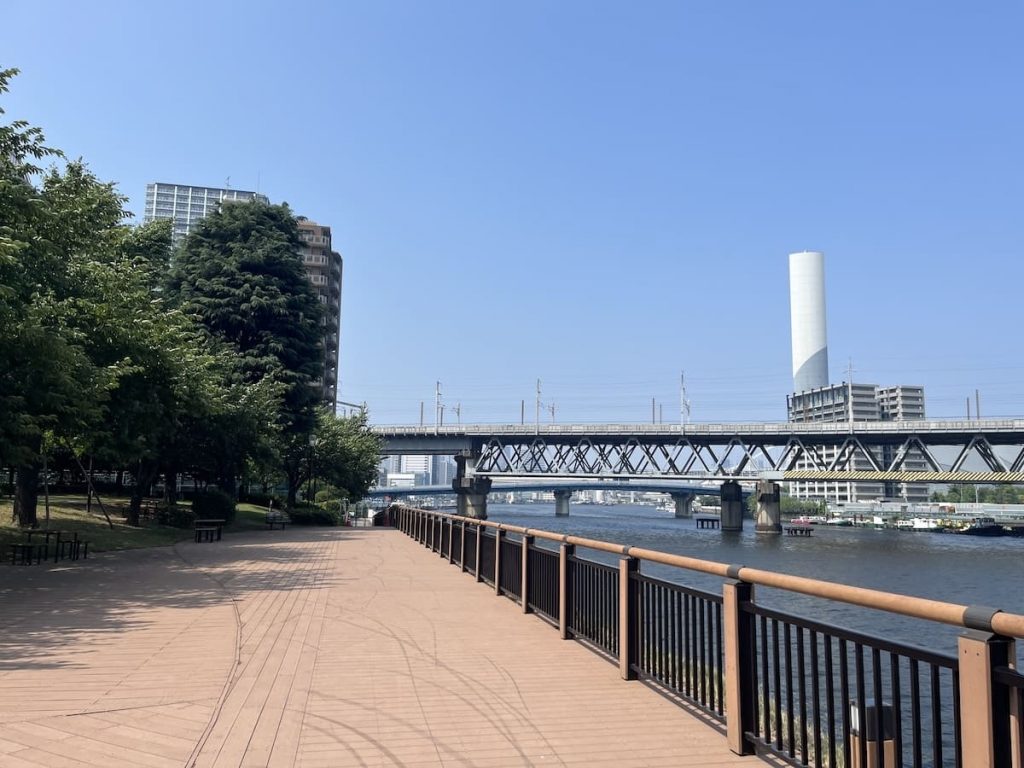 京浜運河側のデッキ