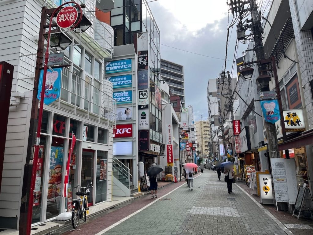 なりますスキップ村商店街のようす