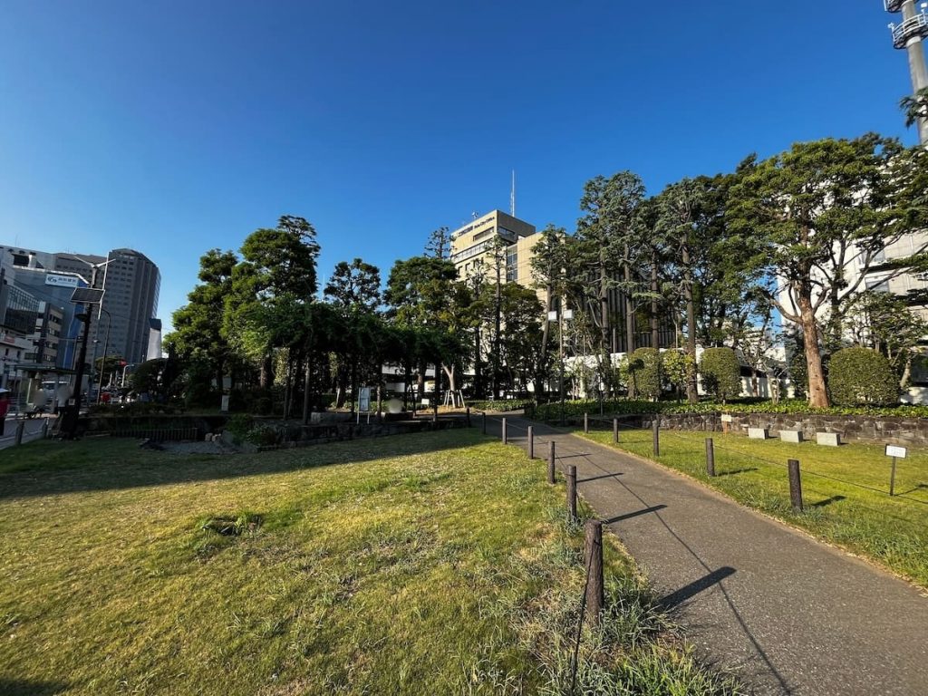 庁舎の目の前の緑地