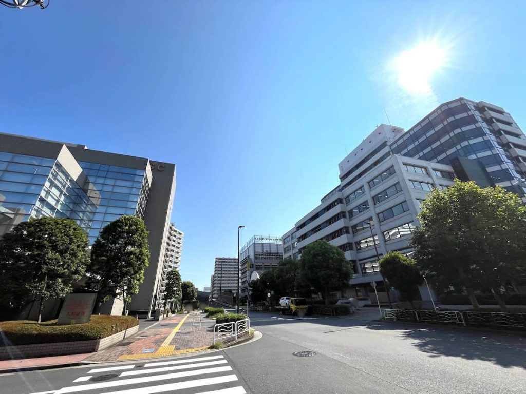 オフィスビルが建ち並ぶ四ツ目通り