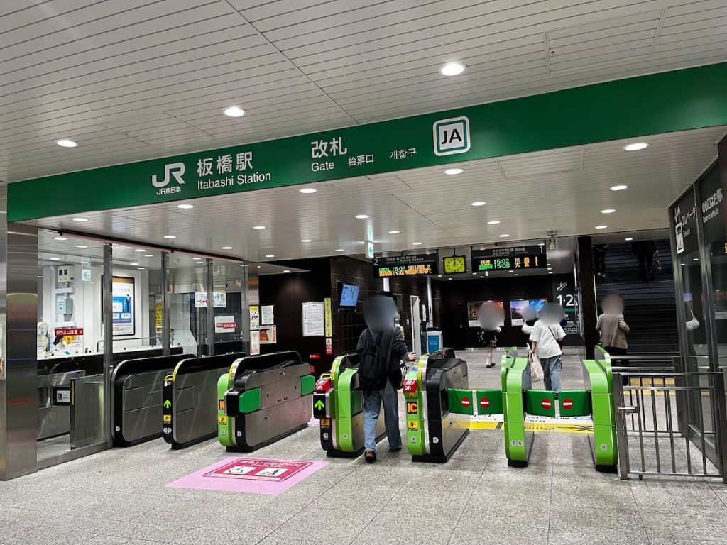 板橋駅構内の様子