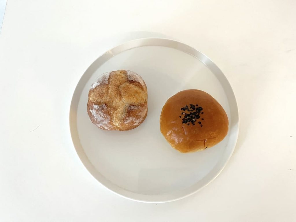 「天然酵母パン」(左)、「こしあんぱん」(右)