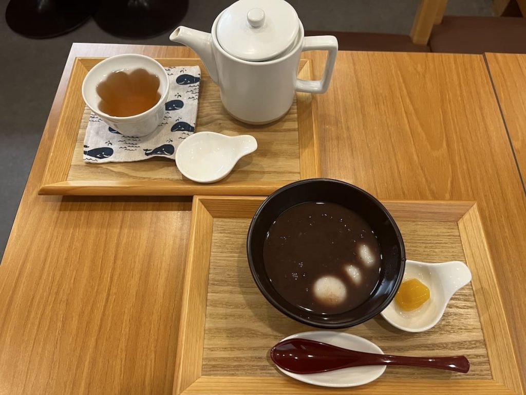 「白玉入りおしるこ(温)」と「加賀棒茶(温)」