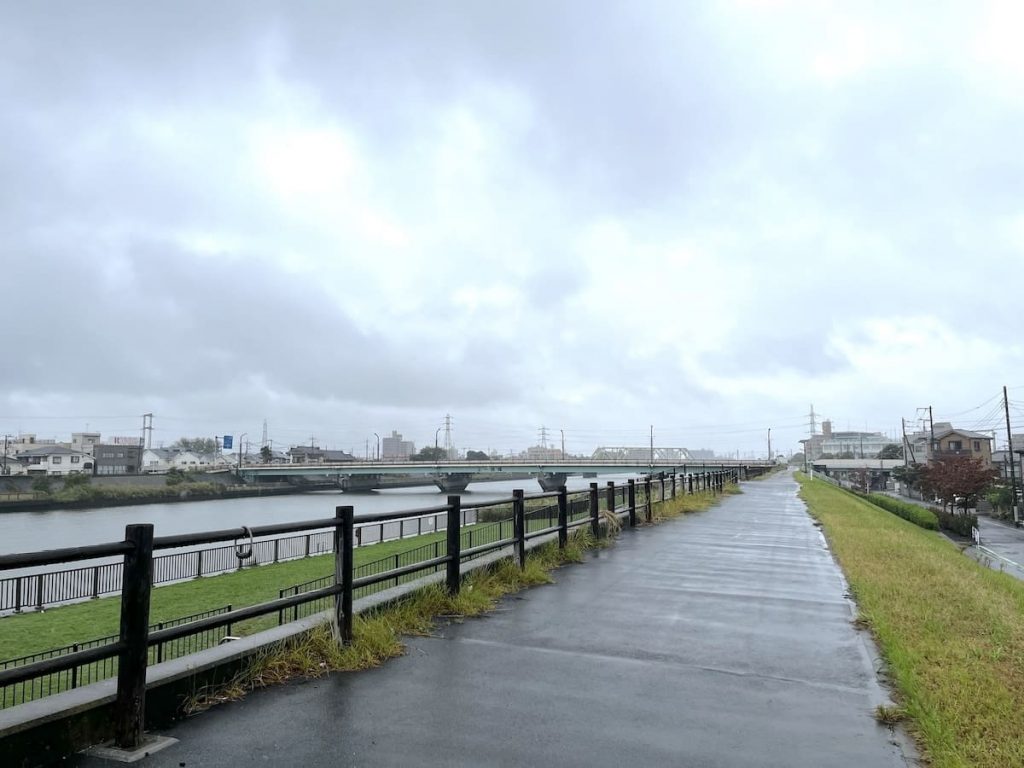 新中川沿いの遊歩道