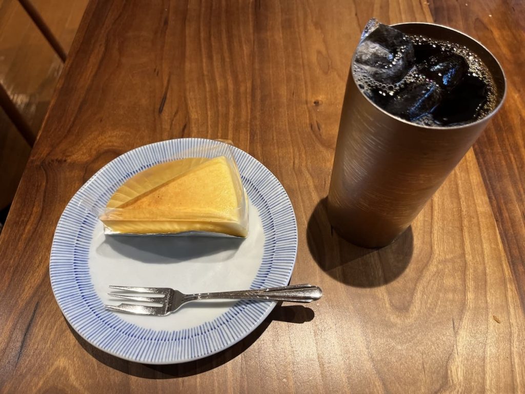 自家製チーズケーキと急冷アイスコーヒー