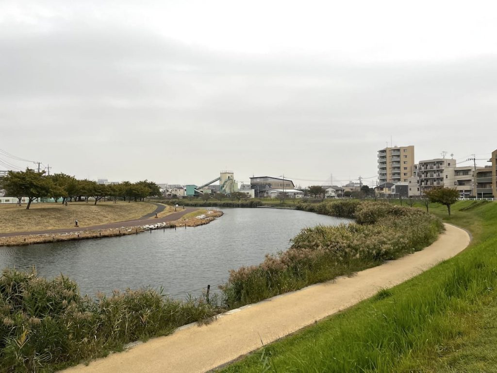 燈明寺の裏手を流れる旧中川