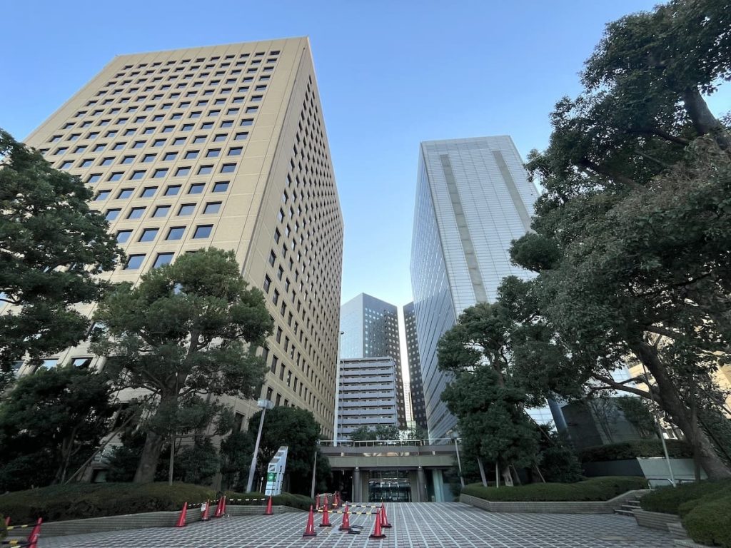 オフィスビルが建ち並ぶ落ち着いた街並み