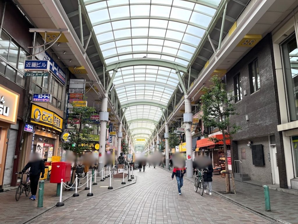 赤羽スズラン通り商店街（LaLaガーデン）アーケード内のようす